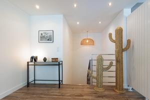 a cactus in a room with a table and a cactus at Villa Hortensia - Welkeys in Soorts-Hossegor