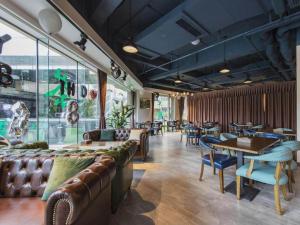 Posezení v ubytování James Joyce Coffetel Chengdou Wuqing Wanda Plaza