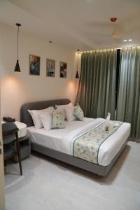 a bedroom with a large bed and a window at Hotel ARCHWAY By SOMU'S PRIMS in Jaipur