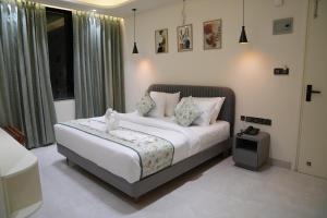 a bedroom with a bed and a television in it at Hotel ARCHWAY By SOMU'S PRIMS in Jaipur