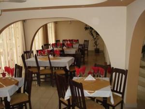 A restaurant or other place to eat at Pension Saphir