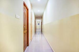 KuilapayamにあるHotel O Auroville Beach Formerly Prince Park Gardenの空廊 +8枚の写真