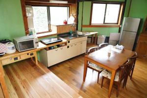 Kuchyň nebo kuchyňský kout v ubytování 一棟貸しの古民家 郷の離れ