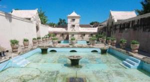 a large house with a swimming pool in a yard at SUPER OYO 890 Dewi Fortuna Guest House in Yogyakarta