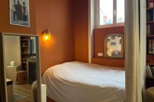 Un dormitorio con una cama blanca y una ventana. en Bright and comfortable stay in the heart of Lyon, en Gare des Brotteaux 5 fotos más