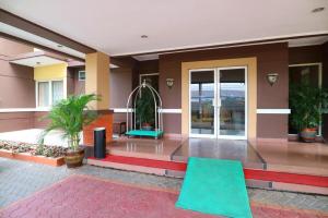 a lobby of a hotel with a green rug at Hotel Permata Bandara in Gombolpaya