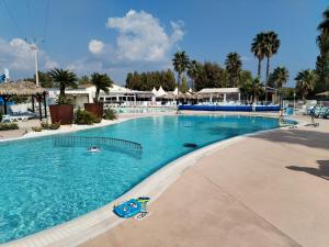 a large swimming pool in a resort at Le SPLENDIDE in Fréjus