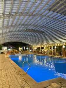 ein großes Schwimmbecken mit blauem Wasser in einem Gebäude in der Unterkunft Arzel Resort in Mangatarem