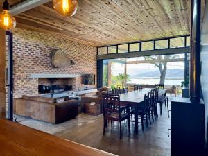 een eetkamer met een open haard en een tafel en stoelen bij Bellevue on the Knysna lagoon in Knysna