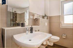 Un baño de Ferienanlage Sonneninsel Haus Abendrot Erdgeschoss 27 fotos más