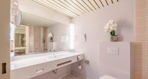 Bilik mandi di The Q - Quadro City Hotel