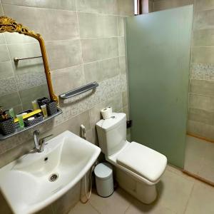 Koupelna v ubytování Desert Oasis in Wadi Rum Village - Cozy Lodge Room