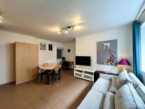 ein Wohnzimmer mit Sofa und Tisch in der Unterkunft Saint Leonard in Lüttich