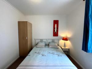 ein Schlafzimmer mit einem Bett und einem roten Bild an der Wand in der Unterkunft Saint Leonard in Lüttich