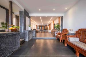 a hallway with wooden benches and a lobby at Dali Sky & Erhai Sea View Holiday Inn in Dali Shuanglang