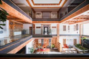 an open kitchen and living room in a house at Dali Sky & Erhai Sea View Holiday Inn in Dali Shuanglang