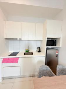 Kuchyň nebo kuchyňský kout v ubytování Chambers Residence by Luxy Stay