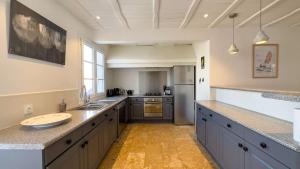 Kuchyň nebo kuchyňský kout v ubytování Superbe villa proche de la mer