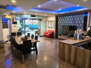 a dining room with a table and chairs at Hai Gang Yuan Homestay in Kenting
