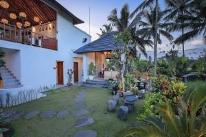 a house with a garden and a pathway at Ascarya Ubud in Ubud