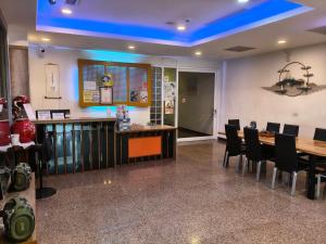 a dining room with a long table and chairs at Hai Gang Yuan Homestay in Kenting