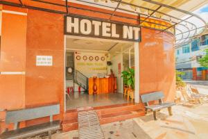 Un letrero de hotel en la fachada de un edificio en Ngọc Trung Hotel, en Quy Nhon