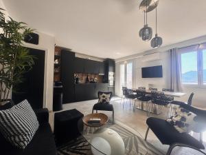 a living room with chairs and a dining room at Appartement Le Millie 3 chambres Hyper centre in Calvi
