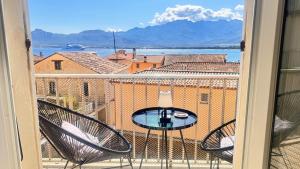 a view of a balcony with a table and chairs at Appartement Le Millie 3 chambres Hyper centre in Calvi