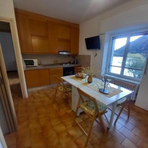 a kitchen with a table and chairs and a window at CasaEndine in Ranzanico