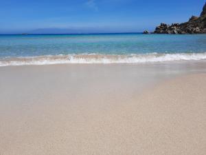 a sandy beach with the ocean in the background at Case del centro storico Santa Teresa Gallura in Santa Teresa Gallura +1 photo