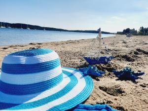 a straw hat sitting on a beach with a net at Case del centro storico Santa Teresa Gallura in Santa Teresa Gallura