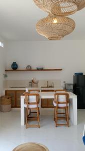 eine Küche mit 2 Stühlen und einer Theke mit einer Spüle in der Unterkunft Villa Nyra Padang Padang in Bingin Beach