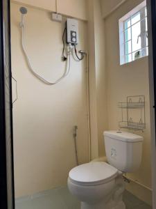 バレルにあるThe house auroraのトイレとシャワー付きのバスルーム +5枚の写真