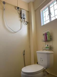 バレルにあるThe house auroraのトイレと窓のあるバスルーム