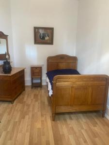 a bedroom with a bed and two nightstands and a bed sidx sidx sidx at Maison Chez Grand-mère, Route des vins in Bergheim
