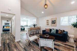 a living room with a couch and a table at Golden Girls Modern Home ATX Downtown, Grill, Walk to Best Eats and Lake in Austin