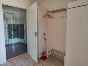 een lege kamer met een deur naar een hal bij Tärnaby Sportstugor in Tärnaby +151 foto's