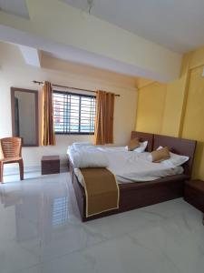 Postel nebo postele na pokoji v ubytování Keshav Inn Hotel And Banquet