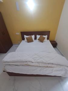 Postel nebo postele na pokoji v ubytování Keshav Inn Hotel And Banquet