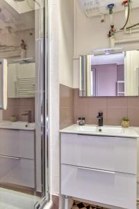 a white kitchen with a sink and a mirror at Dalikyda L'escale Havraise Free Parking in Le Havre