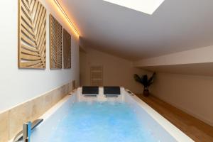 Bazén v ubytování Pyrénées Signature - Suites & Spa nebo v jeho okolí