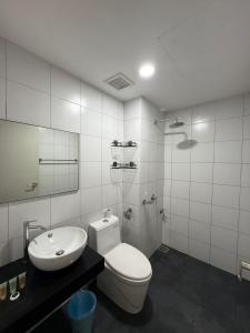 Koupelna v ubytování Chambers Residence by Luxy Stay