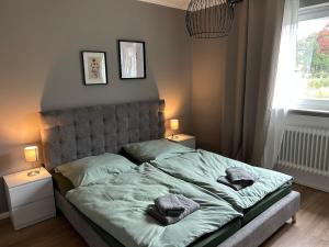 a bedroom with a bed with two towels on it at Ferienwohnung Hodenhagen in Hodenhagen
