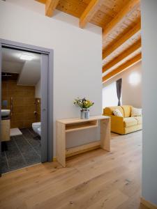 a living room with a couch and a table at Il nido di Siro in Cercino