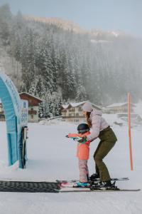 グロースアルルにあるHotel Tauernhofの雪上の女子