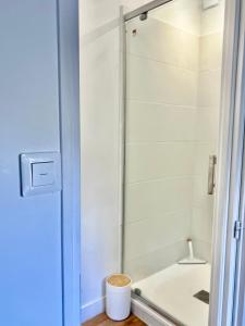 una ducha en un baño con puerta de cristal en Maison avec grand jardin en centre ville, en Le Blanc 10 fotos más