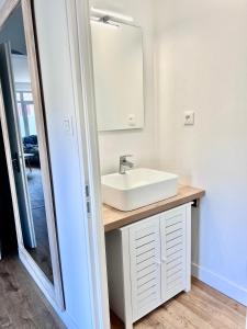 un baño con lavabo y espejo en Maison avec grand jardin en centre ville, en Le Blanc