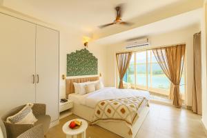 Postel nebo postele na pokoji v ubytování The Neeraj Ganga Rajmahal Wellness Dream