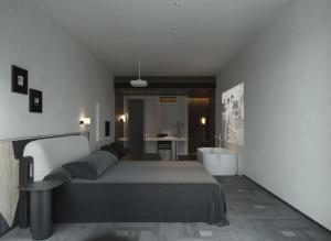 Un dormitorio con una cama y un baño con bañera. en Jianye Yisu · Private Hot Spring · Aether Designer Retreat (Datong Ancient City Huayan Temple), en Datong