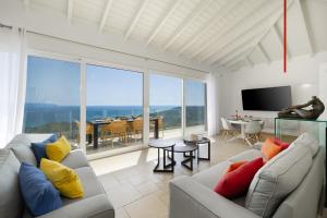 Μια τηλεόραση ή/και κέντρο ψυχαγωγίας στο Villa Rabia - Elegant Sea-View Retreat in Mousata, Kefalonia